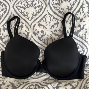 Lined perfect coverage Victoria Secret bra. Size: 32DD.
